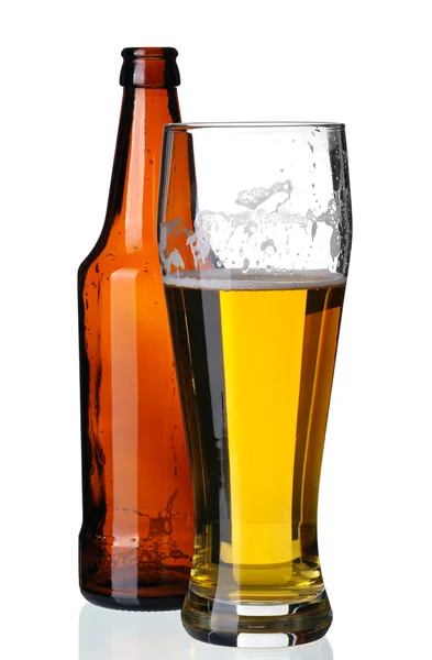 Ποτήρι μπύρα και μπουκάλι, απομονωμένη — Φωτογραφία Αρχείου