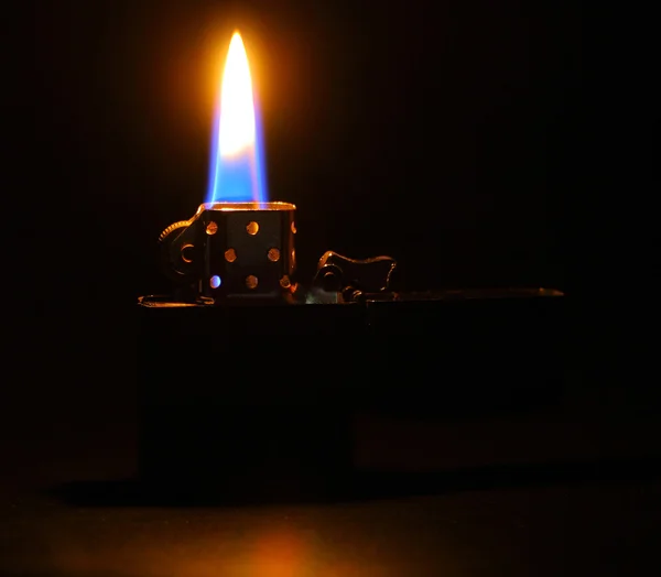 Освещение пламени на темном фоне — стоковое фото