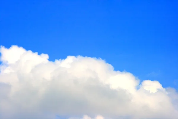 Hintergrund mit weißen Wolken und blauem Himmel — Stockfoto