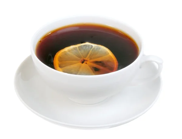 Чашка на блюдце с чаем и ломтиком лимона — стоковое фото