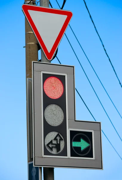 Znak drogowy i sygnalizacji świetlnej — Zdjęcie stockowe