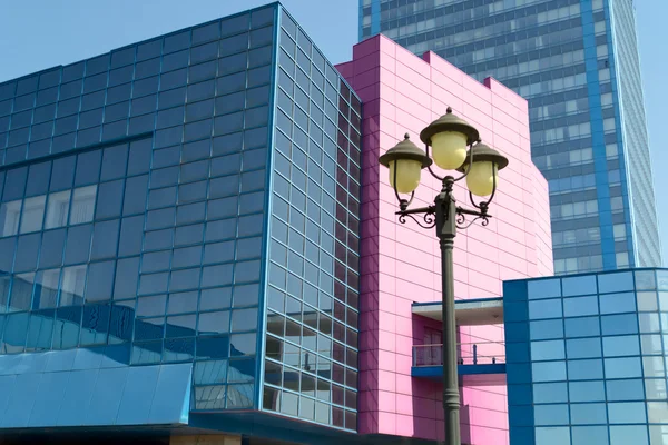 Régi lámpa, modern épület ellen — Stock Fotó