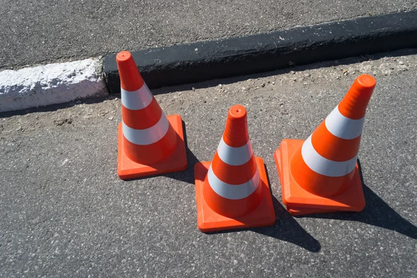 Três sinal cone laranja — Fotografia de Stock