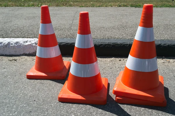 Três sinal cone laranja — Fotografia de Stock