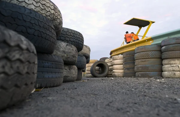Pilha de pneus em um circuito de corrida — Fotografia de Stock