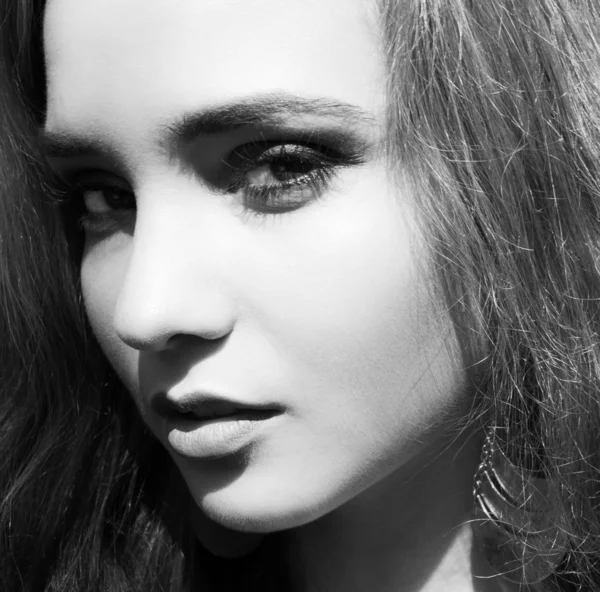 Black and white portrait beautiful girl — Stock Photo, Image
