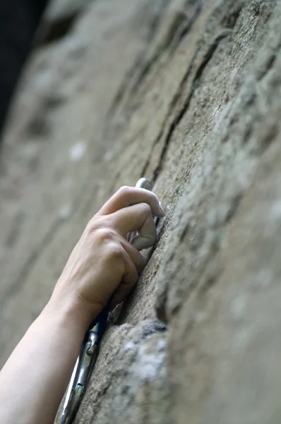 Climbers hand and quick-draws — Stock Photo, Image