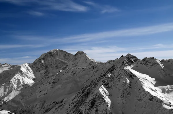 Montañas de blancas y negro contra el cielo azul — Foto de Stock