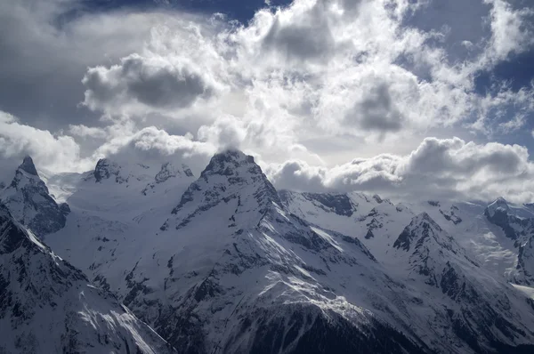 Berg i moln — Stockfoto