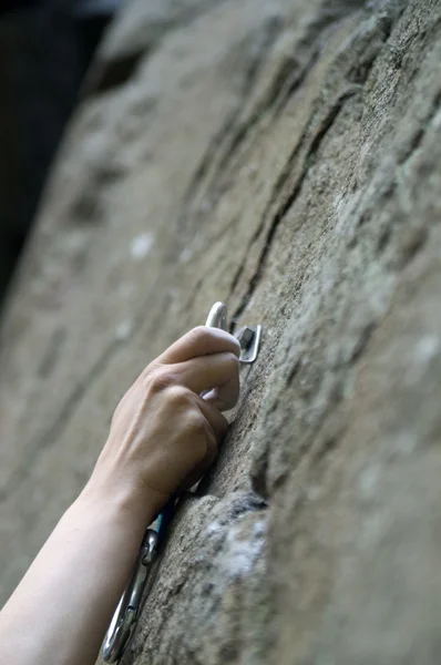 Climbers hand and quick-draws – stockfoto