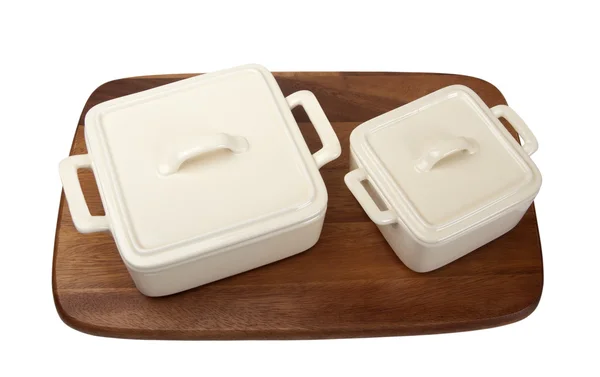 Twee keramische potten voor fornuis op houten keuken bord — Stockfoto