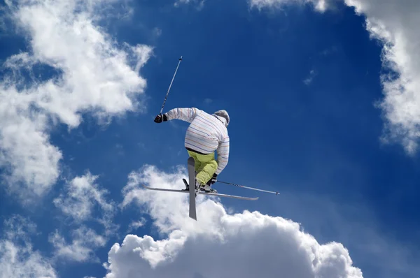 Saltador de esqui estilo livre com esquis cruzados — Fotografia de Stock
