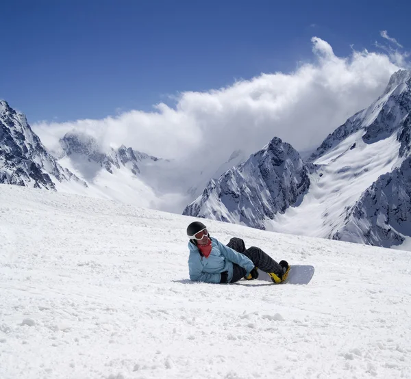 Snowboarder op de skipiste — Stockfoto
