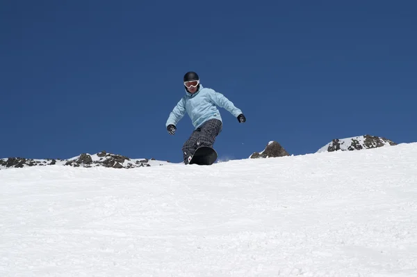 Snowboarder desce uma inclinação — Fotografia de Stock