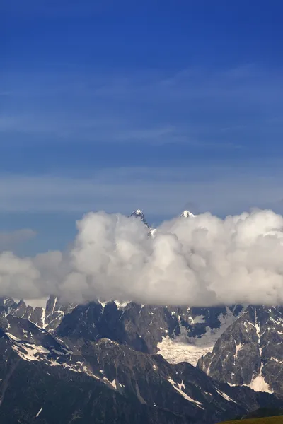 Hoge bergen in wolken, Kaukasus, Georgië. — Stockfoto