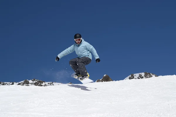 Snowboarder άλμα στα βουνά — Φωτογραφία Αρχείου