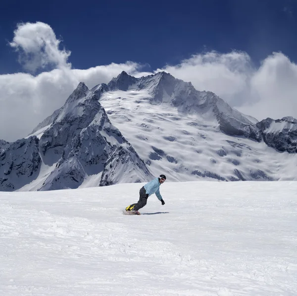 A magas hegyek snowboardos — Stock Fotó