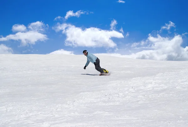 Snowboardzista przeciw błękitne niebo — Zdjęcie stockowe