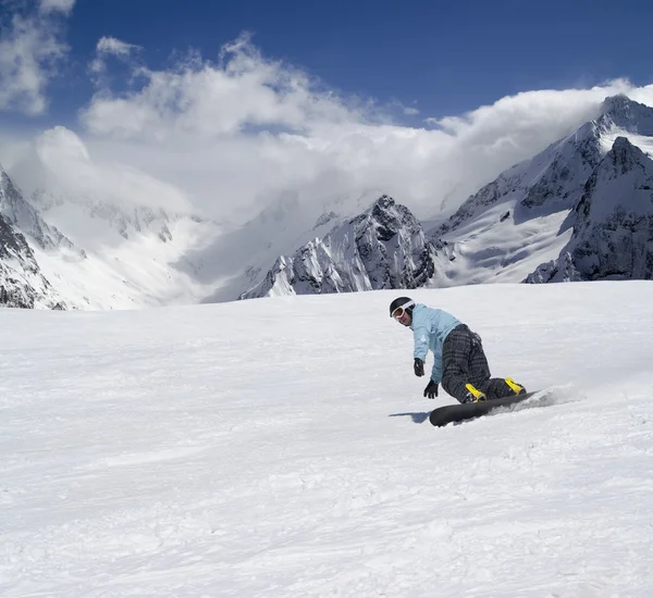 Snowboardzista schodzi stoku — Zdjęcie stockowe
