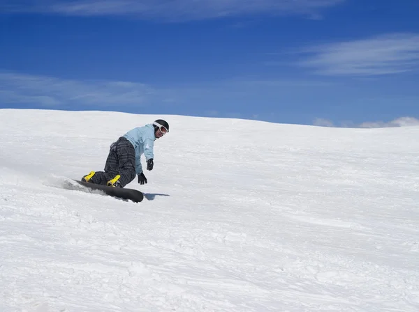 Snowboarder contra lindo céu — Fotografia de Stock