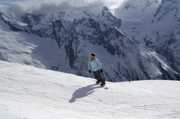 Сноубордист на лижному схилі — стокове фото
