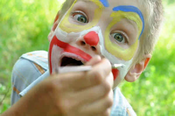 Dítě obličej maska strana malování — Stock fotografie