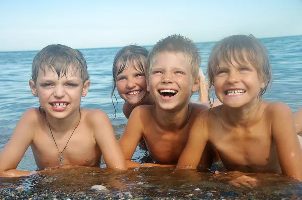 ビーチで幸せな子供 — ストック写真