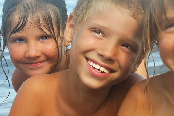 Happy vrienden op het strand — Stockfoto