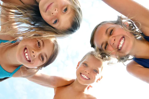 Feliz sonrisa niños amigos retrato al aire libre —  Fotos de Stock