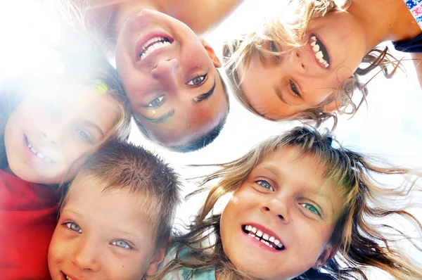 Szczęśliwy uśmiechający się dzieci znajomych zewnątrz portret — Zdjęcie stockowe