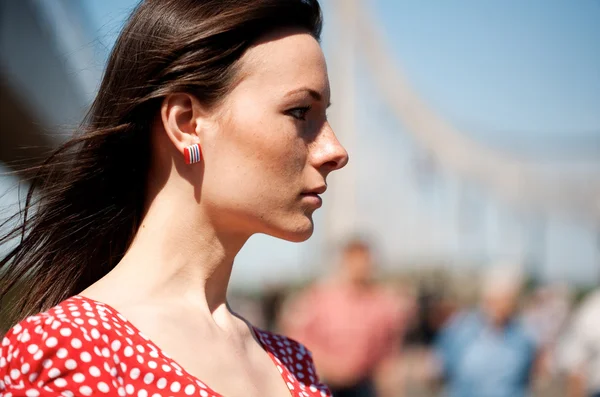 Schönheit junge Frau auf der Brücke — Stockfoto