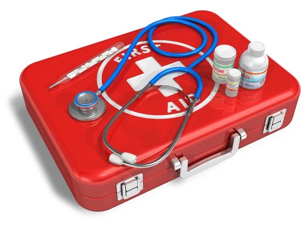 Stéthoscope, thermomètre et médicaments sur le cas de premiers soins rouges — Photo