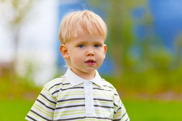 Портрет маленького мальчика на открытом воздухе — стоковое фото