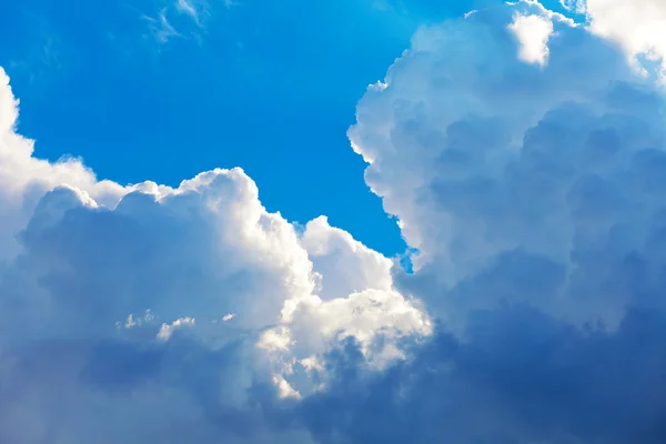 Мальовниче блакитне небо з хмарами — стокове фото