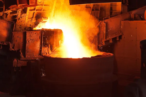 Nalil tekutého kovu v otevřené ohniště workshop — Stock fotografie