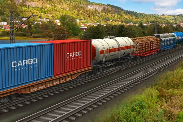 Güterzug fährt an Bergkette vorbei — Stockfoto