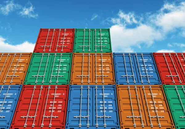 Skládané barevné nákladní kontejnery nad modrou oblohou — Stock fotografie