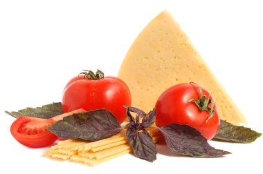 domates, peynir, makarna ve fesleğen