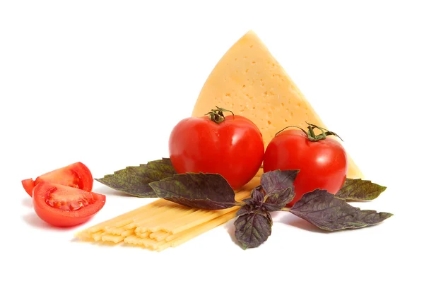 Tomato, cheese, macaroni and basil — Stock Photo, Image