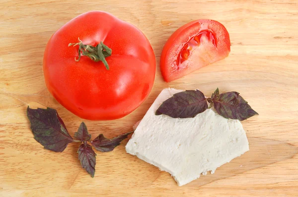 Queso, tomate y albahaca —  Fotos de Stock