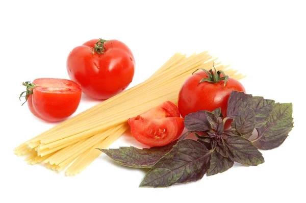 Tomaten, Makkaroni und Basilikum — Stockfoto
