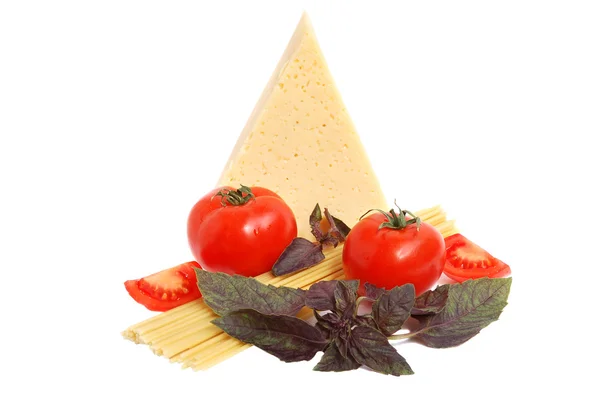 Помидор, сыр, макароны и базилик — стоковое фото