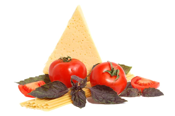 Pomodoro, formaggio, maccheroni e basilico — Foto Stock