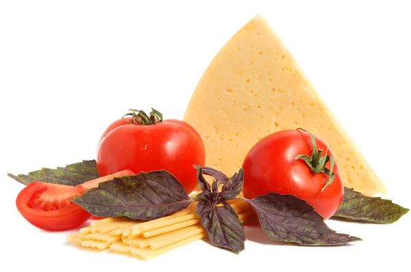 Pomidor, ser, makaron i bazylią — Zdjęcie stockowe