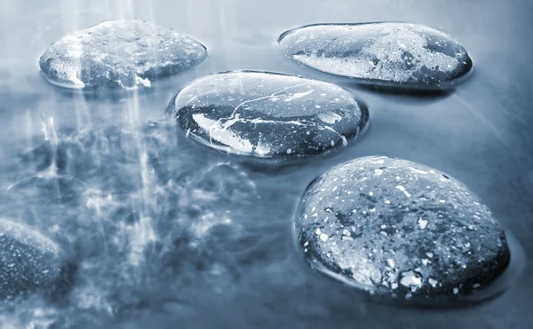 Steine im Wasser — Stockfoto