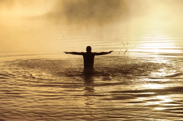 Man in water — Stockfoto