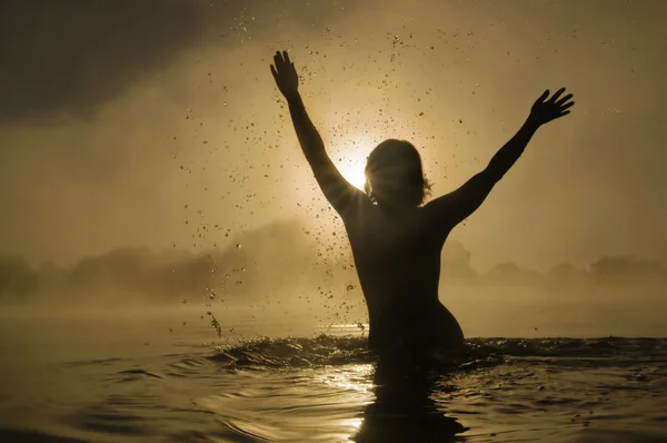 Mujer salpicando en el agua —  Fotos de Stock