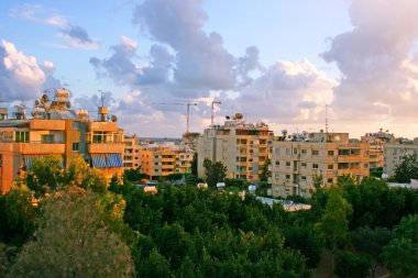 Şehirde günbatımı