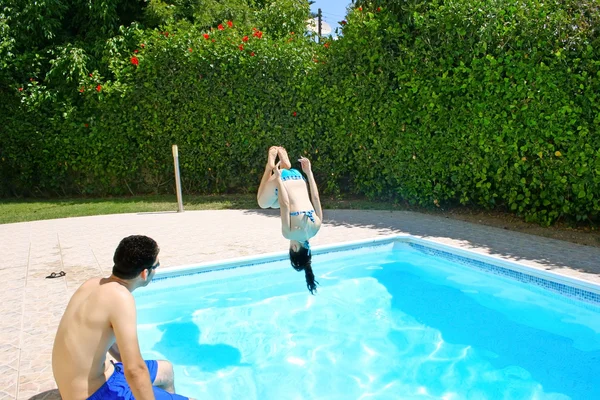 Женщина прыгает в бассейн — стоковое фото