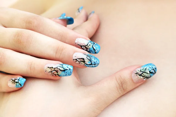 Handen met nagel kunst — Stockfoto
